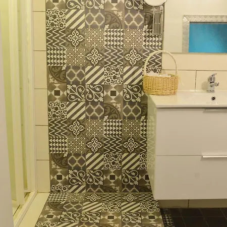 G House * 卡塔尼亚
